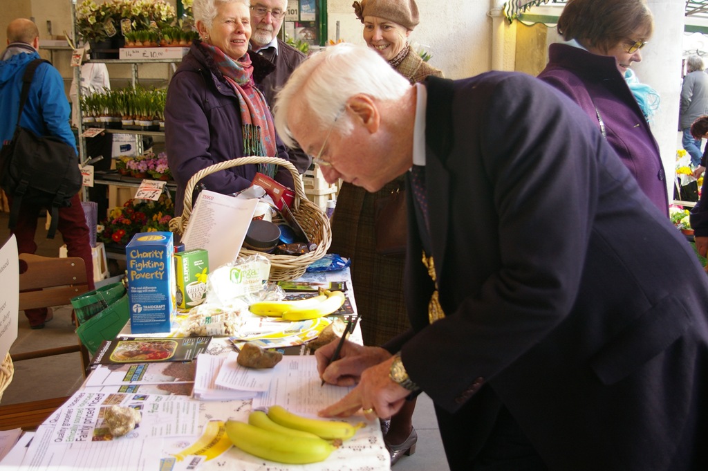 http://www.winchesterfairtrade.org.uk/wp-content/uploads/2014/03/Mayor-signing-FT-petition-Charlotte.jpg